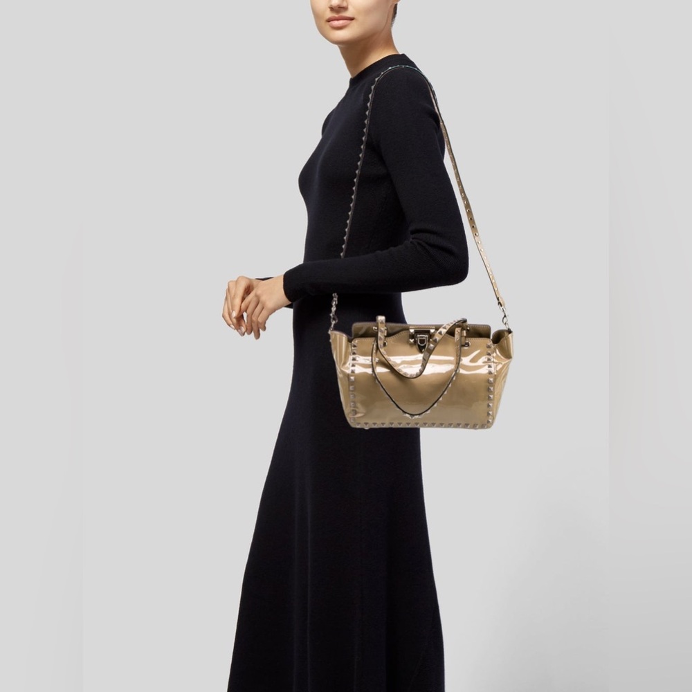 Valentino Garavani Rockstud Patent Leather Shoulder Bag In Tan